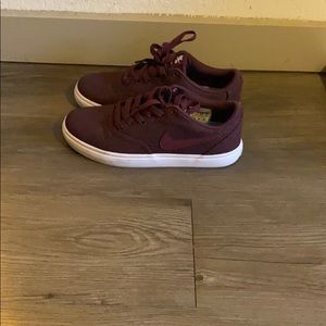 Maroon, size 6 Nike